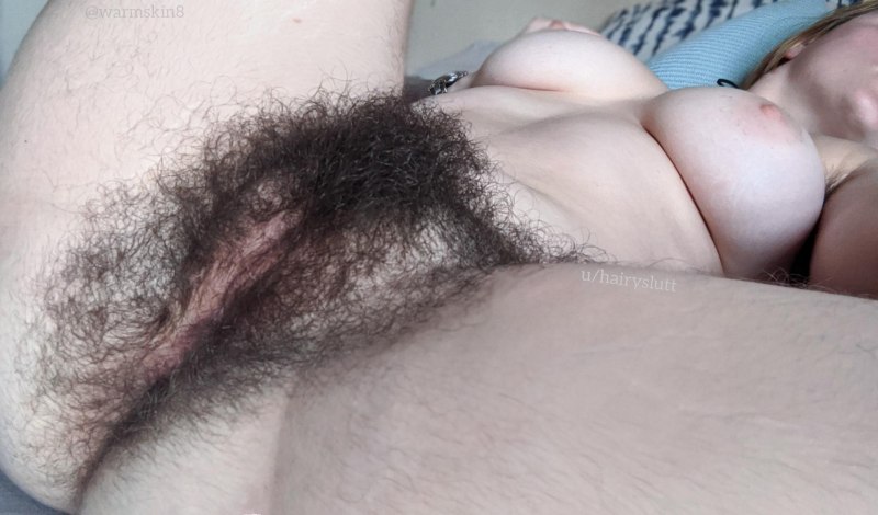 Волосатая киска между ног