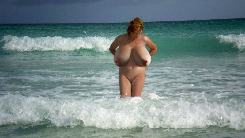 Голые пышные женщины на пляже