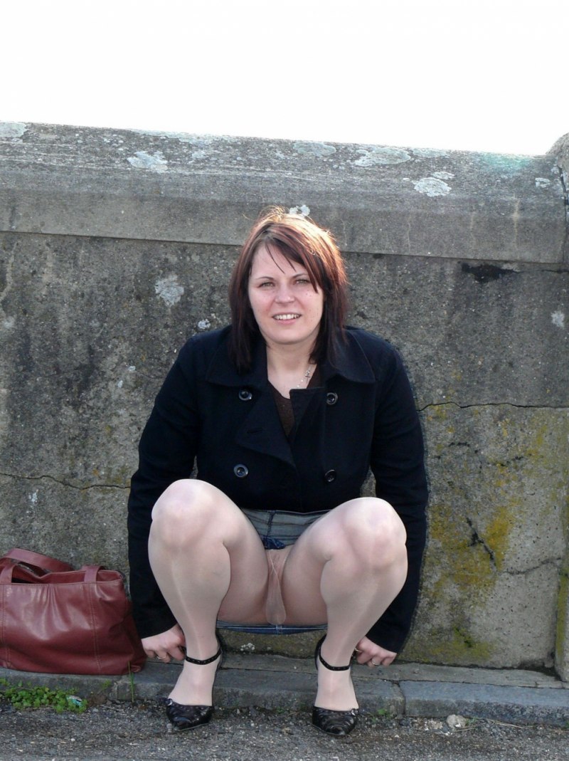 Большая попка без трусов на корточках