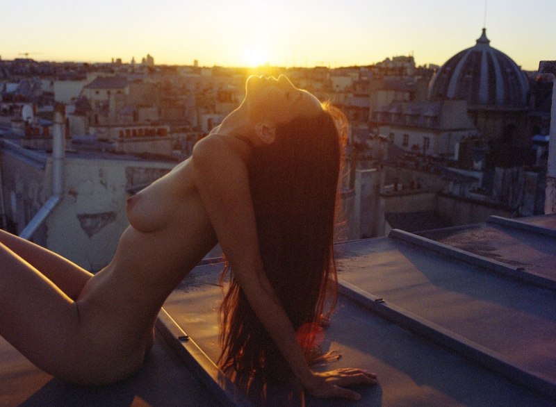 Девушки голышом на крыше