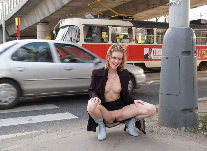 Девушка без трусов в общественном