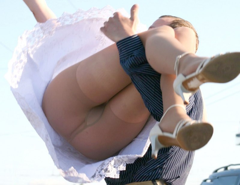 Скрытая камера под юбкой