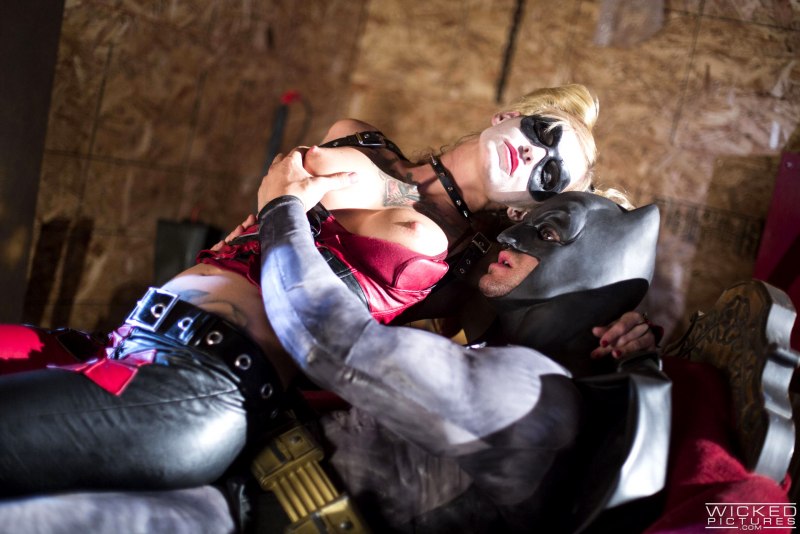 Голая Харли Квин из игры