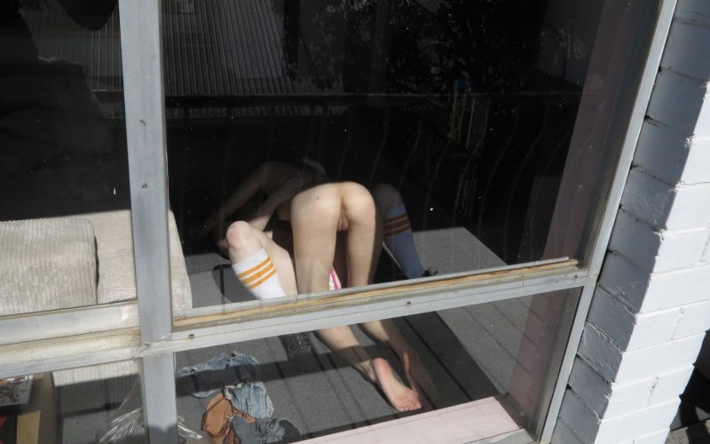 Подглядел в окно за девушкой