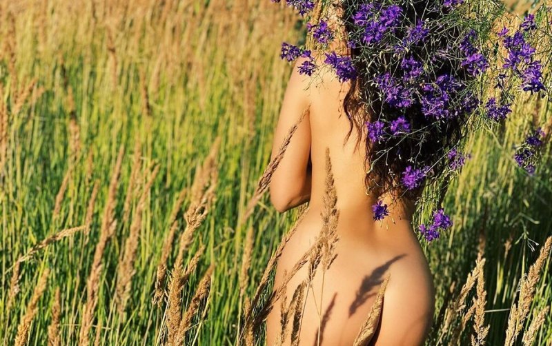 Настя Каменских голая в поле