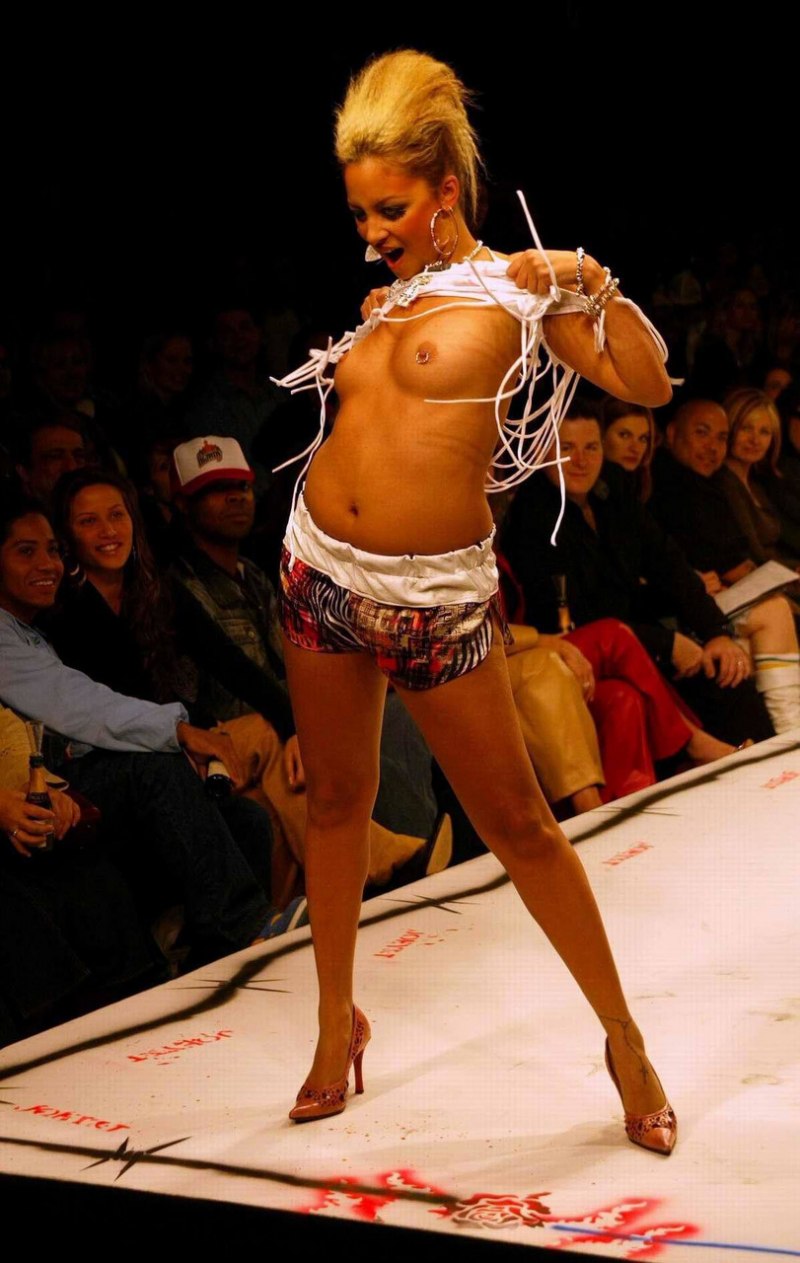 Николь Ричи топлесс