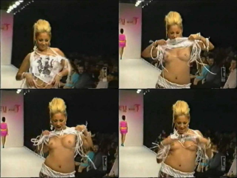 Николь Ричи показывает сиськи