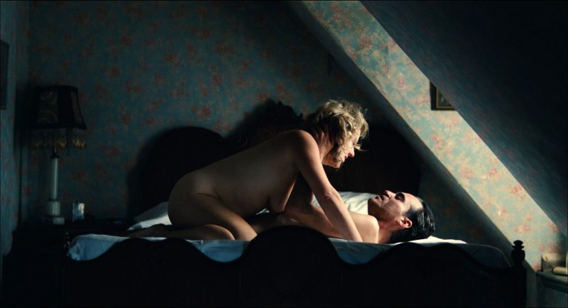 Женщина засветила свою мандень