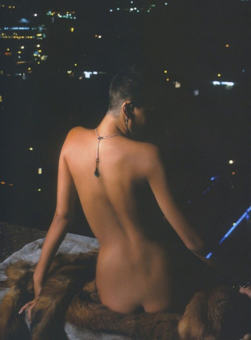 Слава певица обнаженка