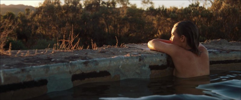 Миа Васиковска в купальнике