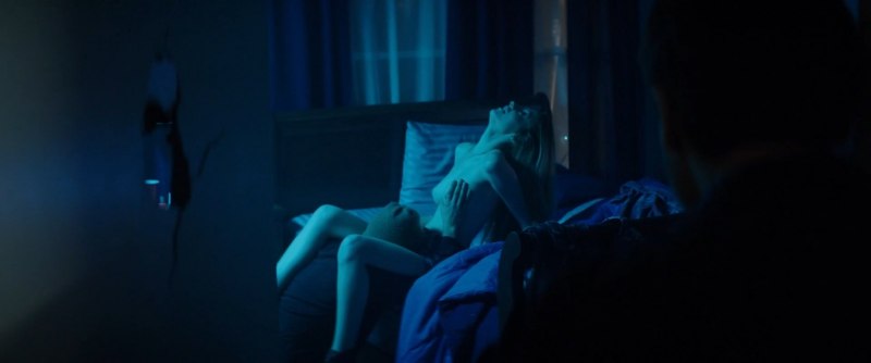 Zoey Deutch hot топлесс голая