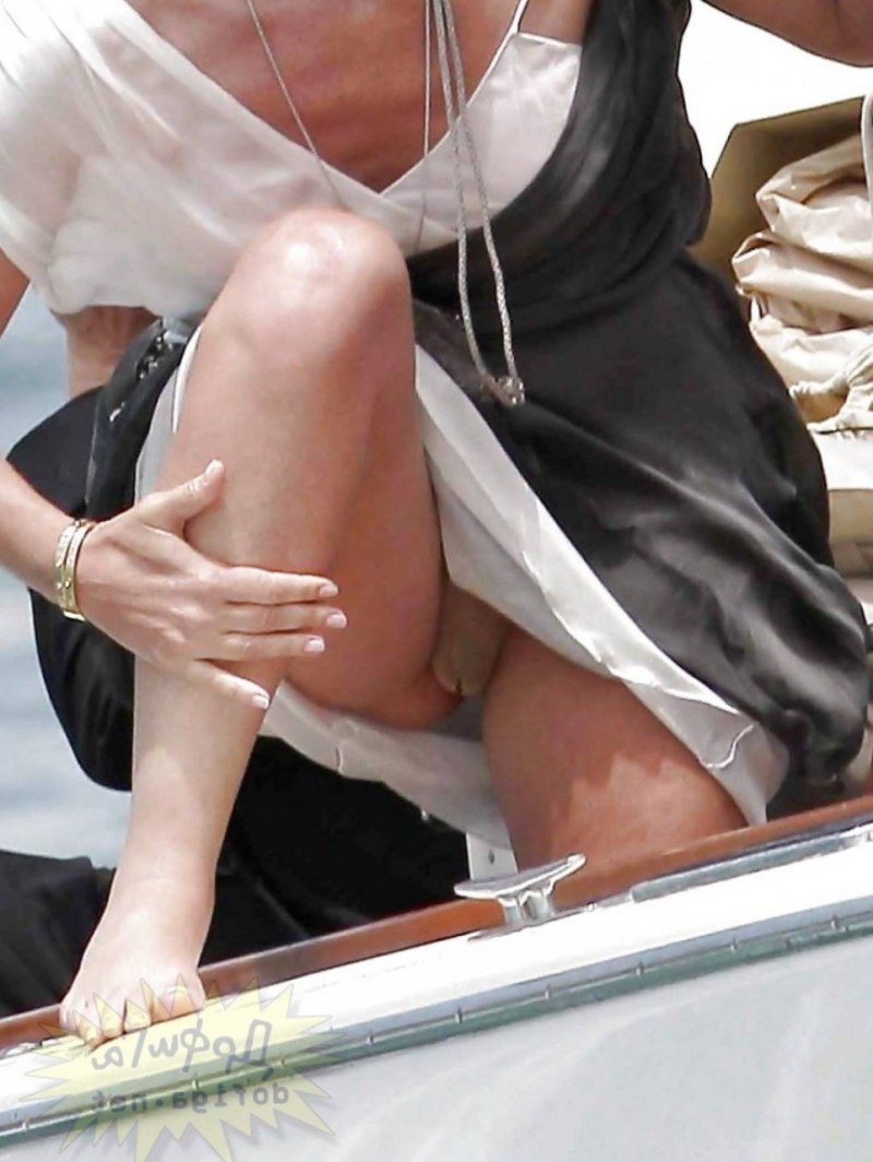 Девушки в клубе без трусов