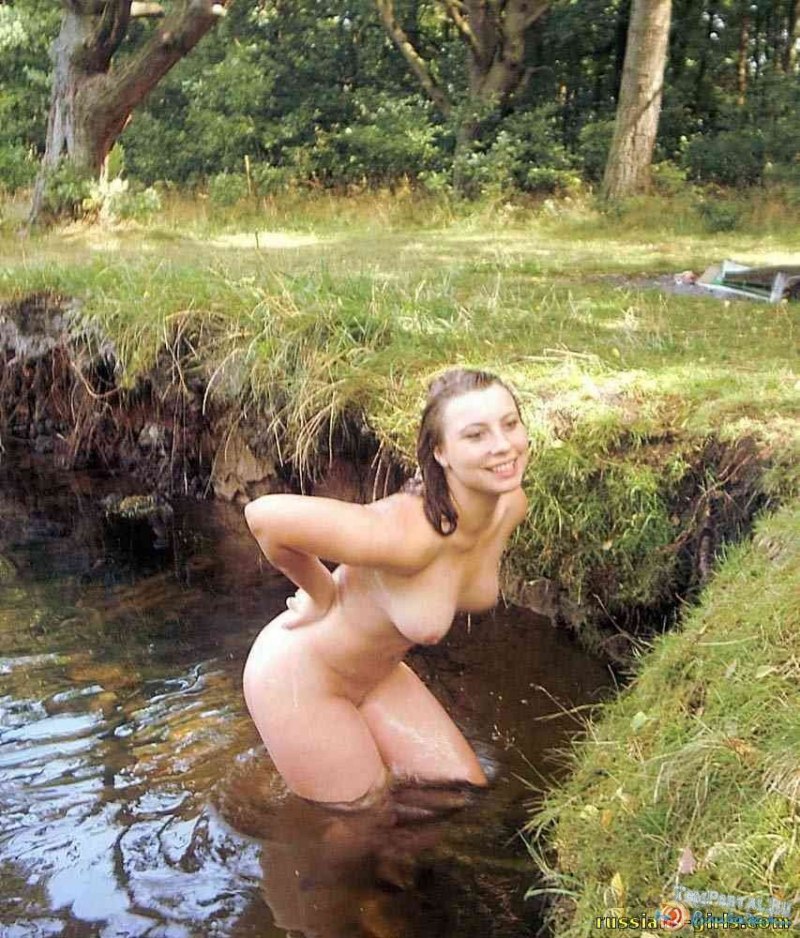 Голые женщины на берегу реки