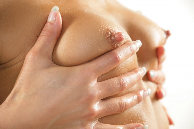 Член между Сисек сосочки