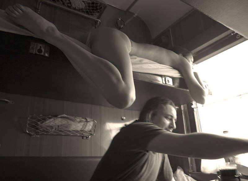 Мастурбация девушки в поезде