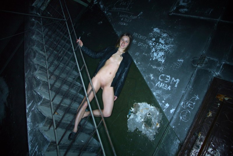 Голый мужчина в подъезде