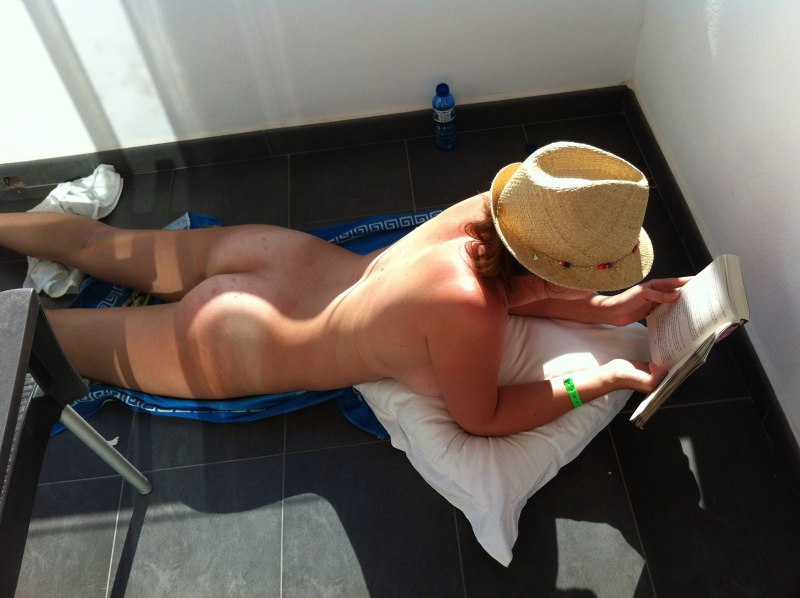 Загорает голая на балконе попа