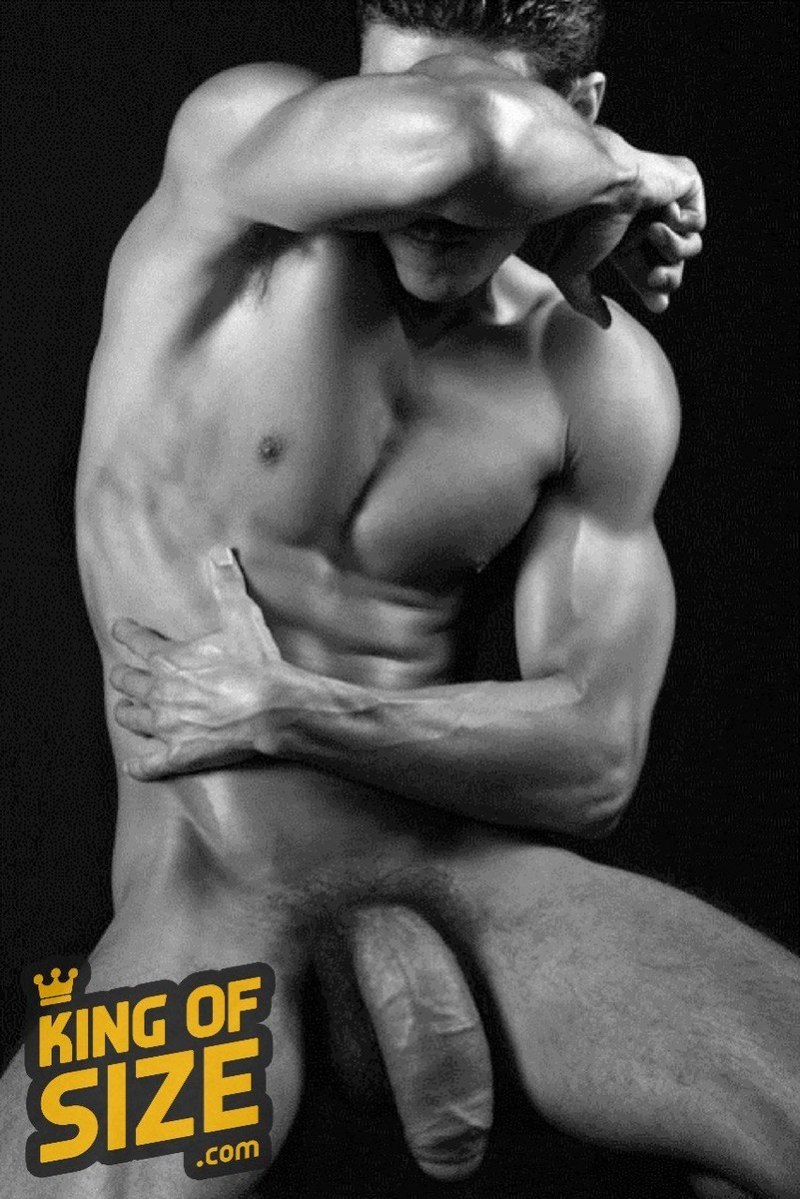 Парень надрачивает свой хуй