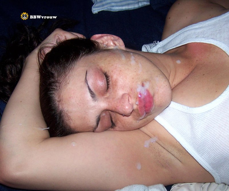 Голые пьяные женщины в постели