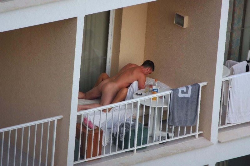 Частное ню на балконе отеля