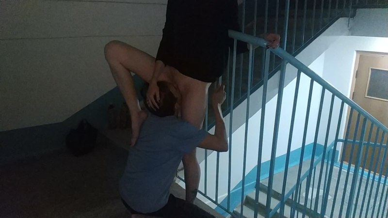 Лижет киску в подъезде